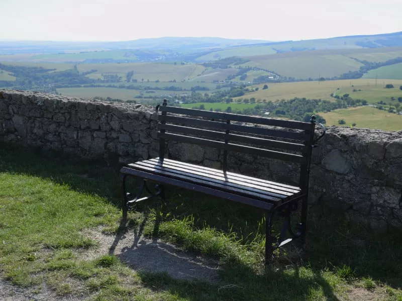 sedenie v areali hradu Branc