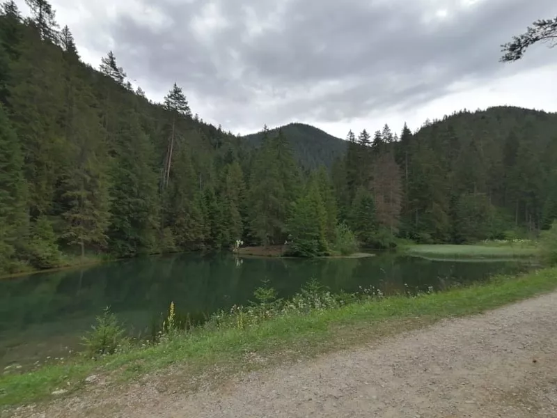 jazero blajzloch spevnena cesta a les
