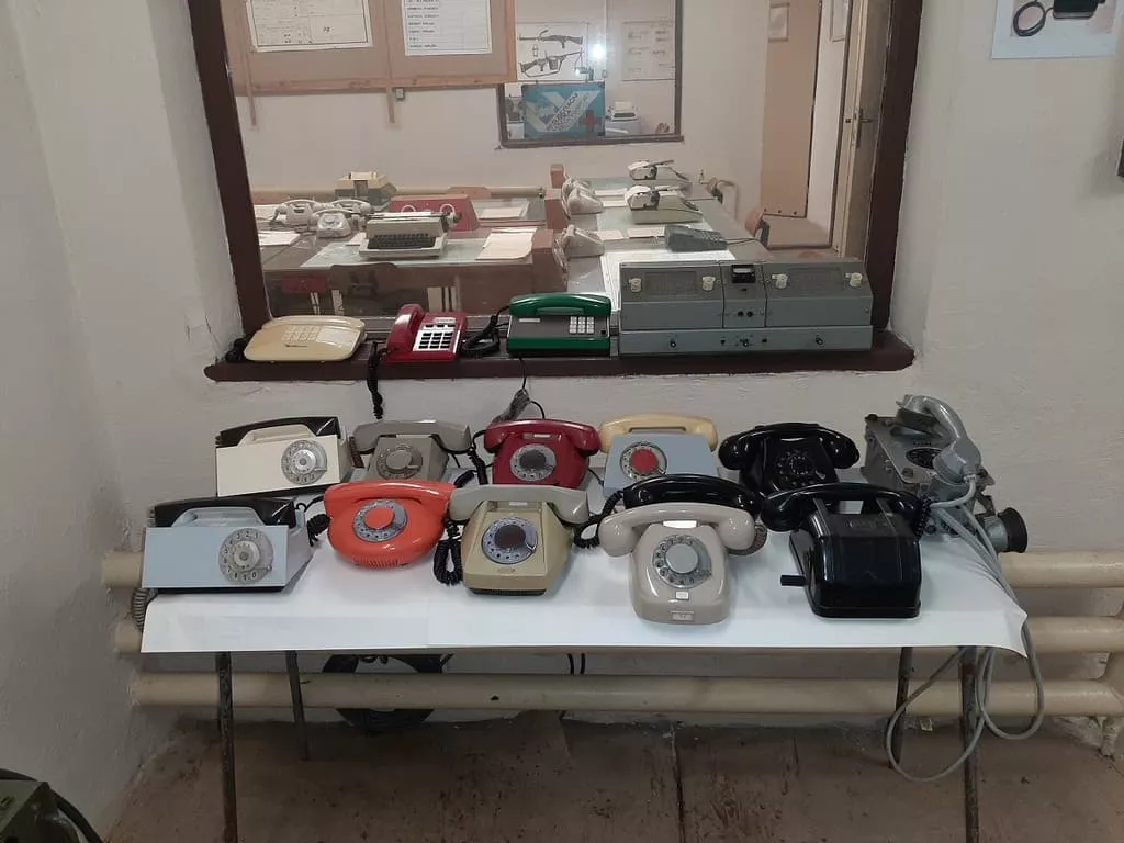 Muzeum socializmu a studenej vojny aleksince - starozitne telefony