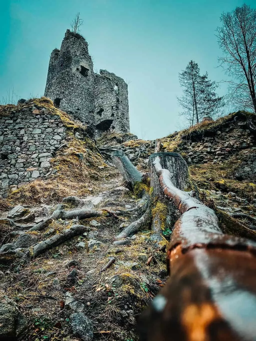 stary hrad strecno na kopci