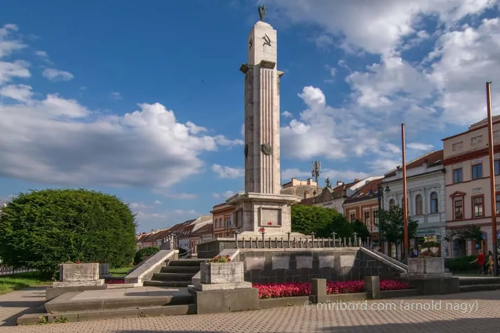 Park a Pamatnik Osloboditelom na namesti