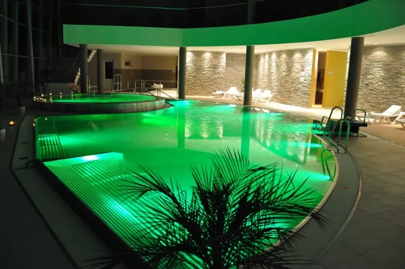 Vnutorny bazen so zelenym podsvietenim a lehatkami