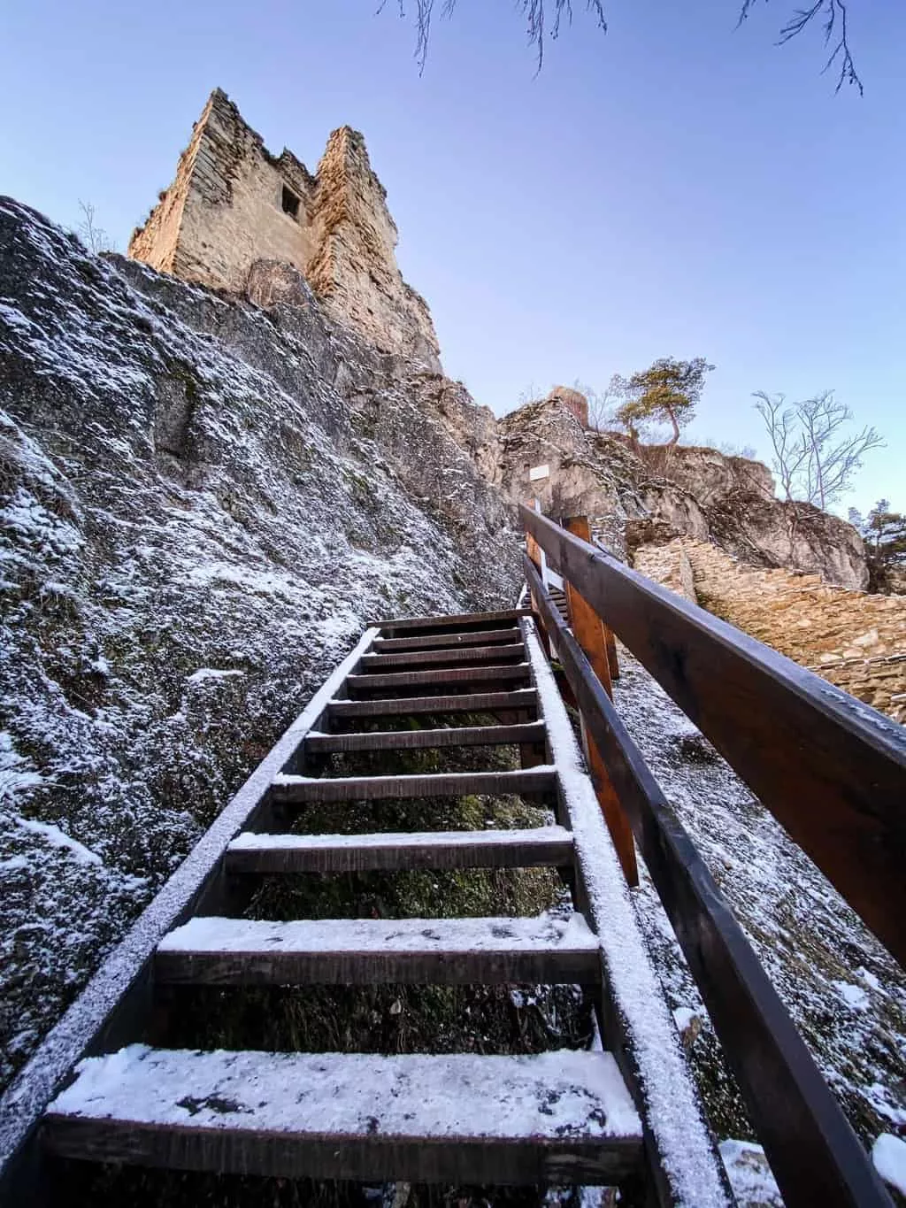 Hricovsky hrad schody k hradu