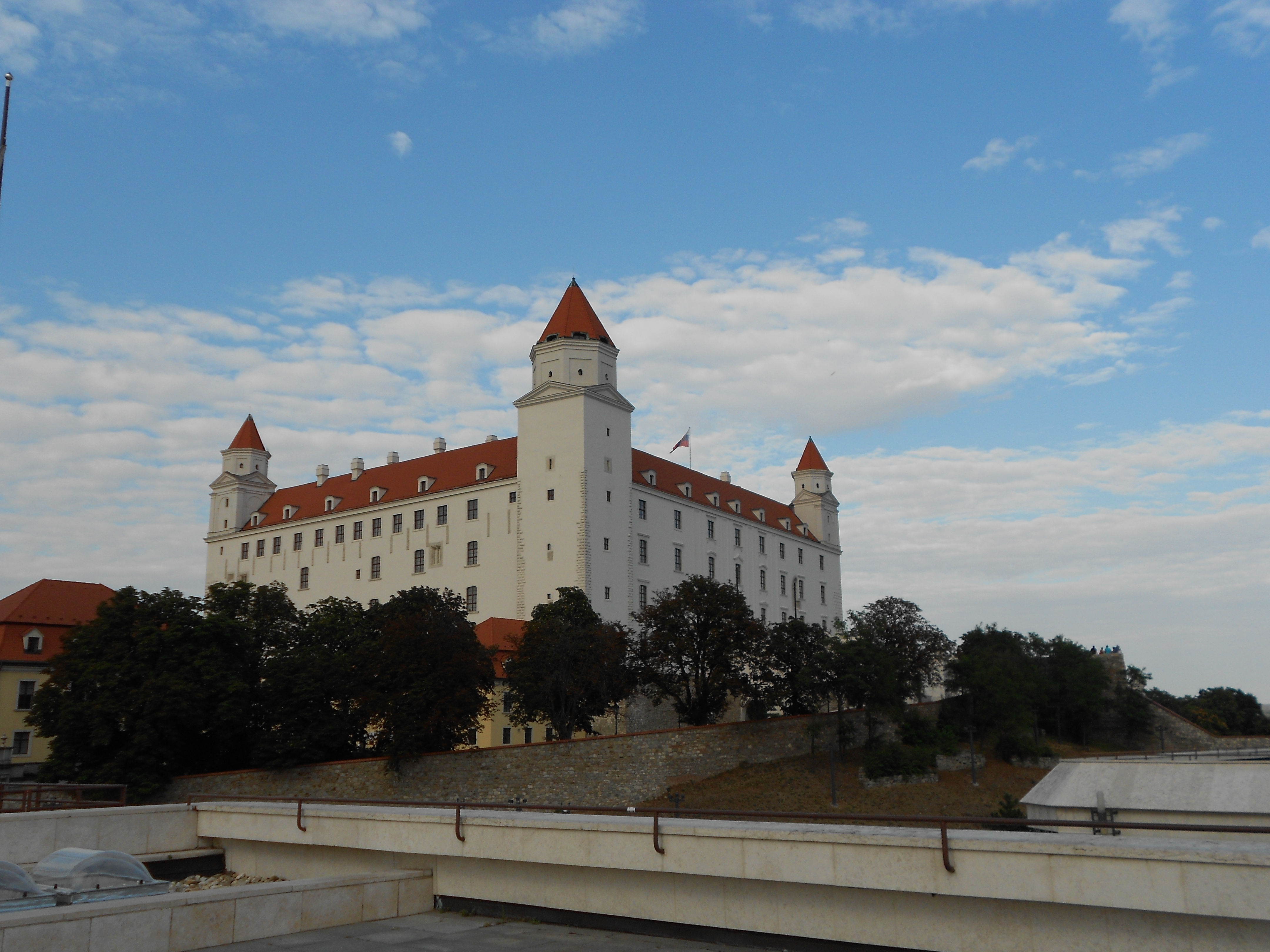 Bratislavsky hrad, hrad v dialke