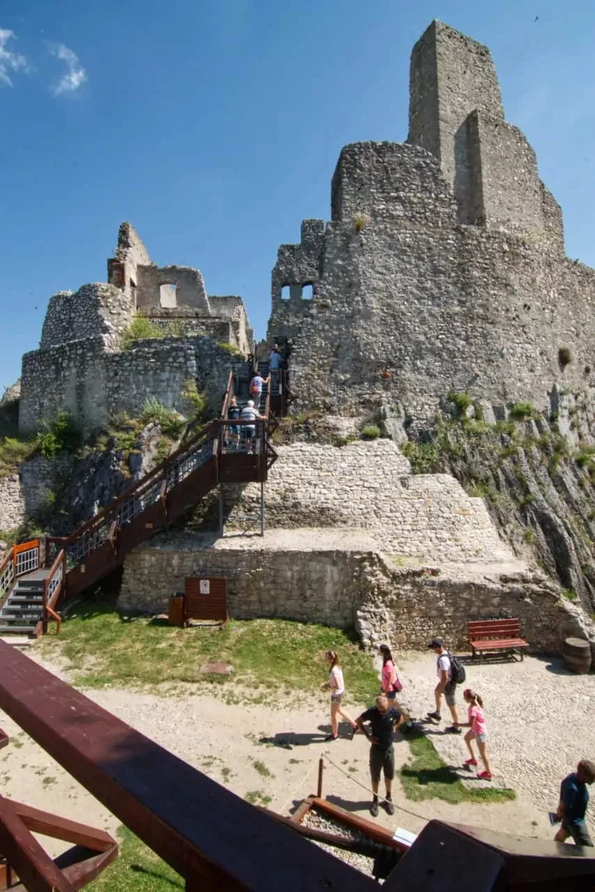 hrad beckov schody do horneho hradu