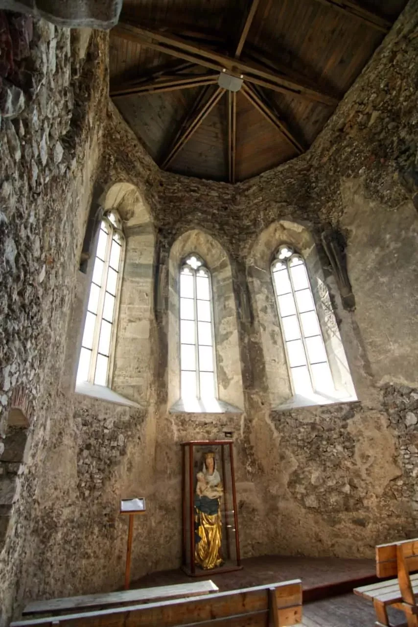 goticka socha panny marie v kaplnke na hrade beckov
