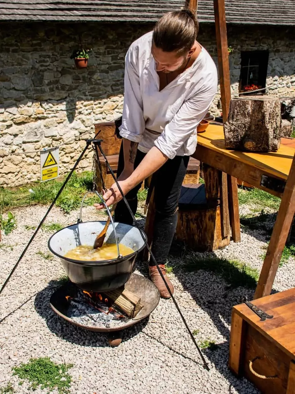 varenie gulasu na cachtickom hrade