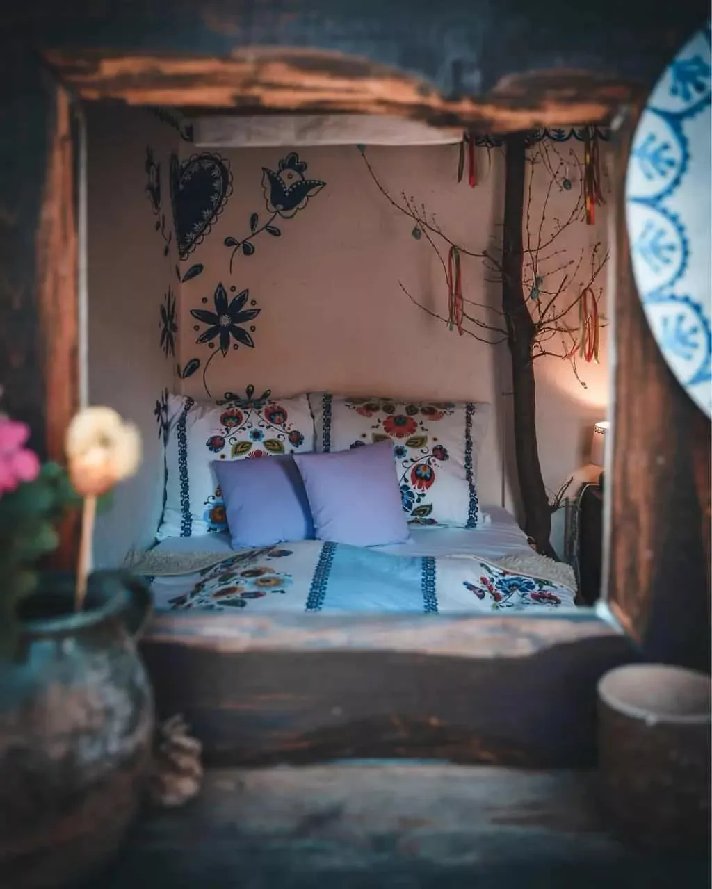 interier folklornej chyze postel