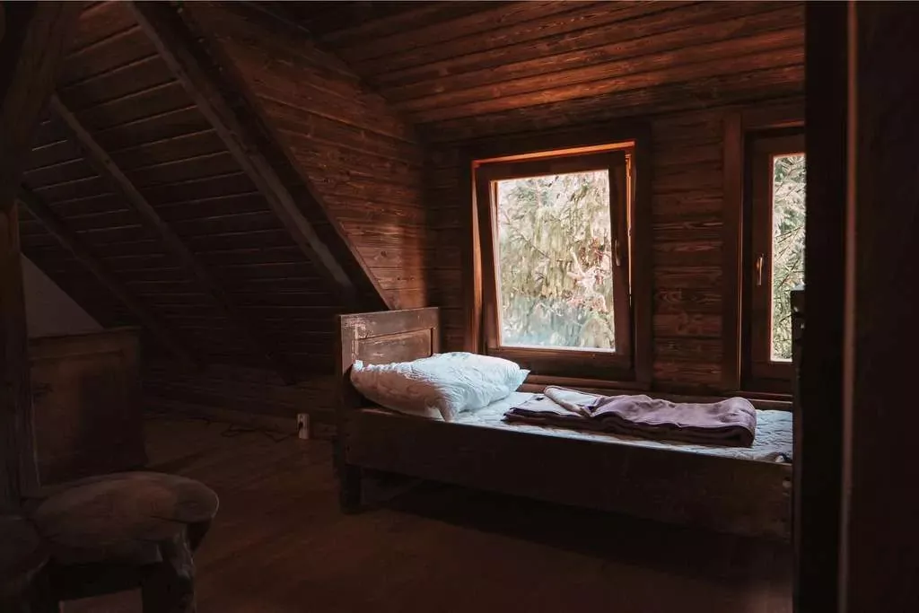 postel v interieri chaty