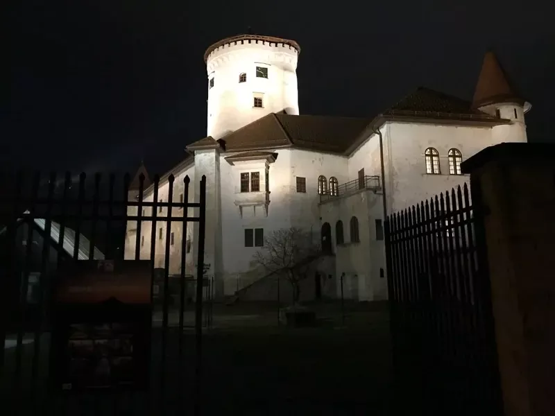 Osvetleny hrad v noci