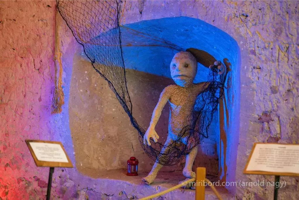 Expozicia Trencianskeho hradu postavicka so sietkou mumia