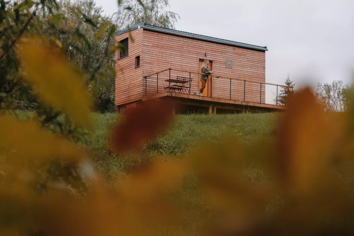 kiva cabins netradicne ubytovanie pohlad z vonku na maringotku