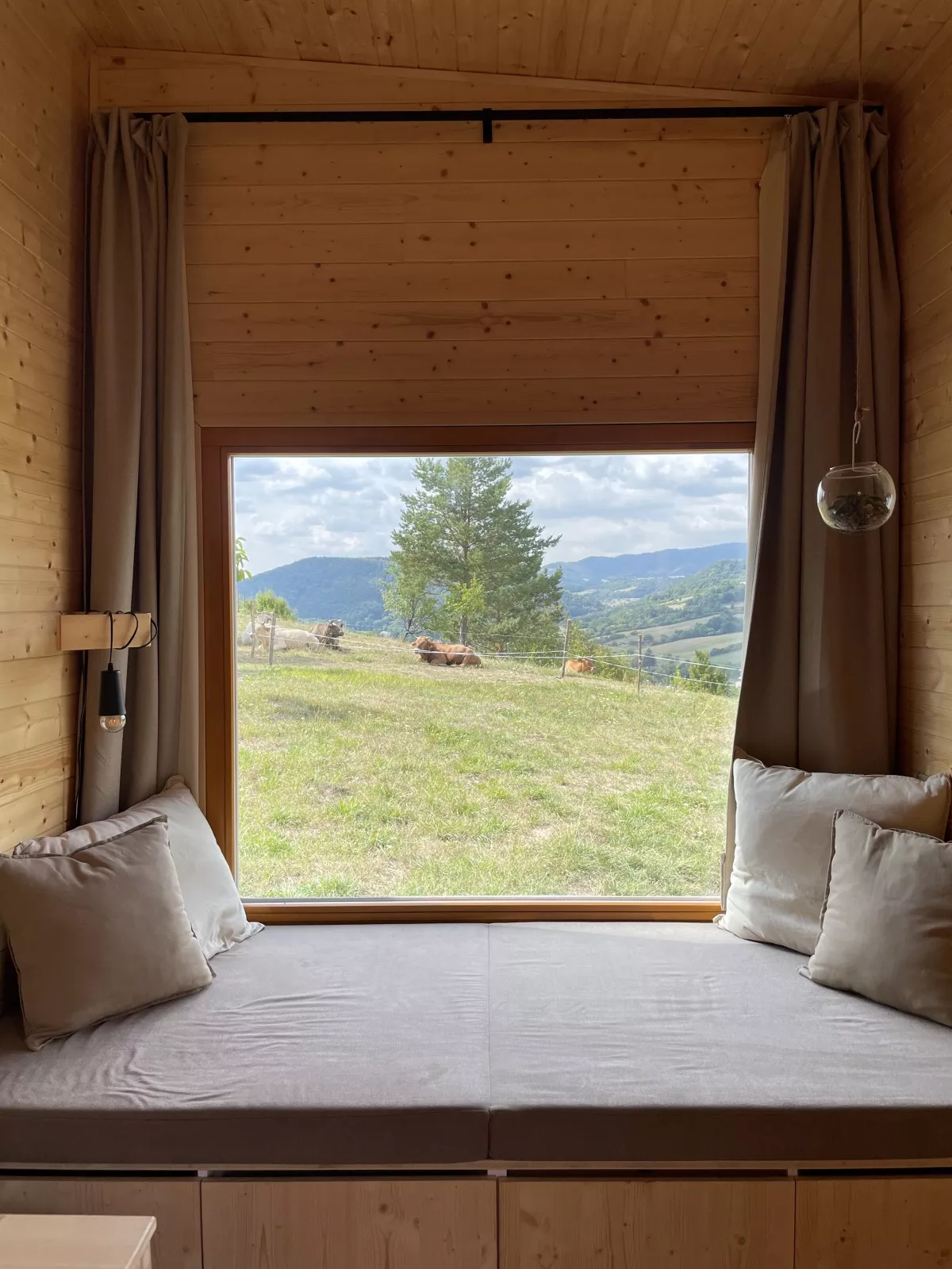 kiva cabins netradicne ubytovanie interier vyhlad z postele 