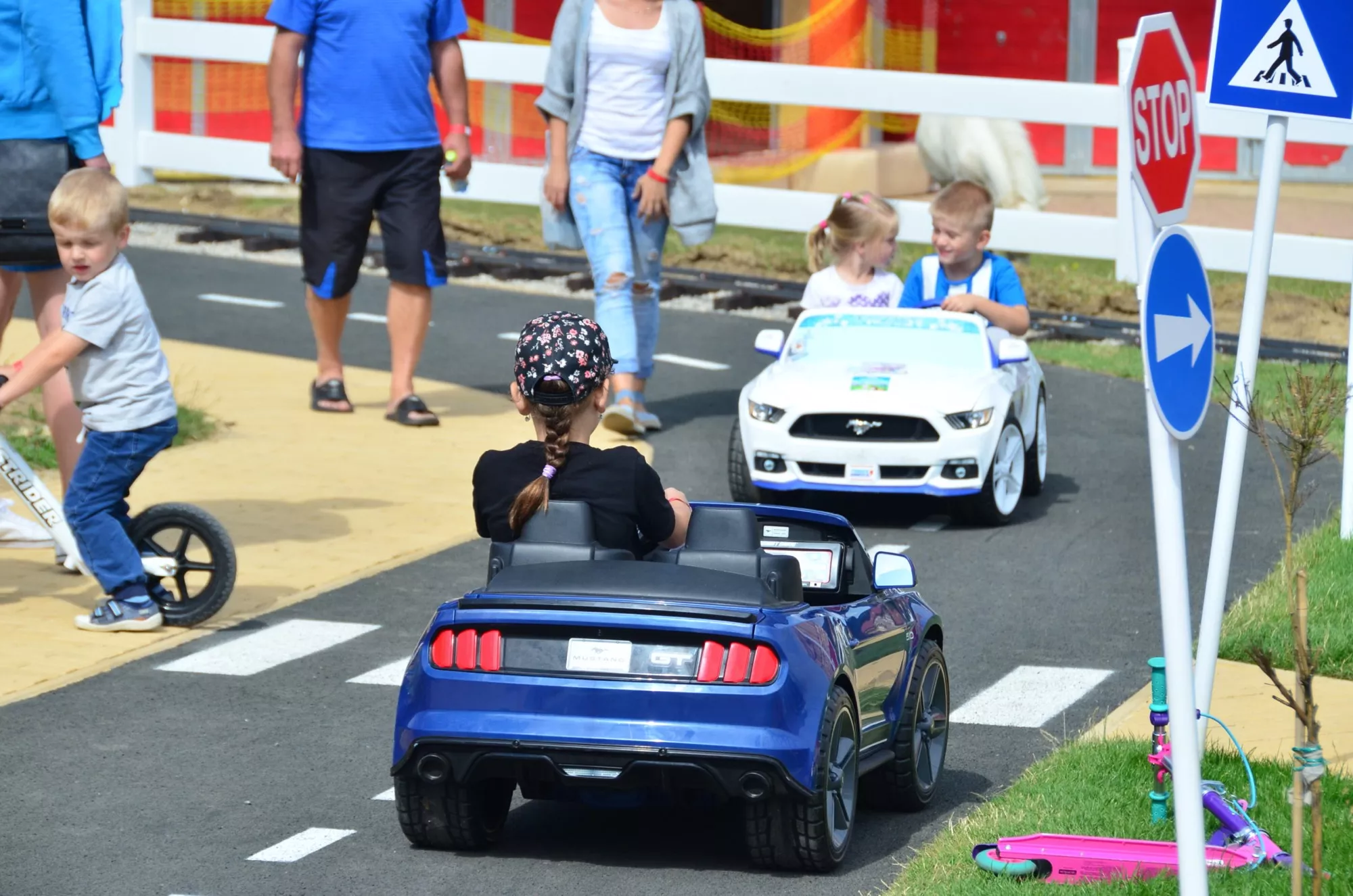 donovalkovo - deti jazdia na malych autach
