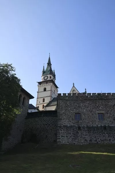 Pohlad na hrad z mesta Kremnica