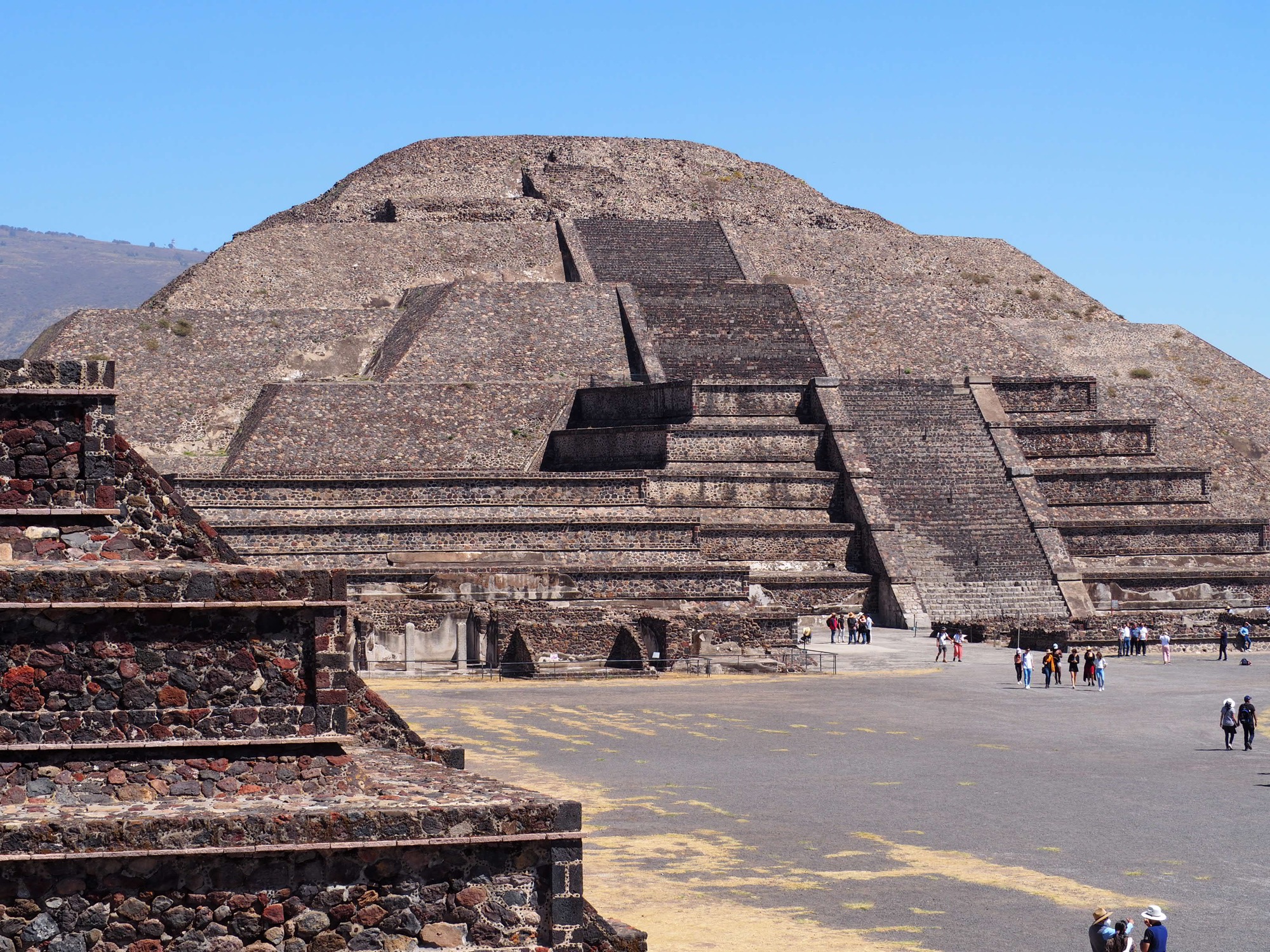 Teotihuacan cez den s navstevnikmi