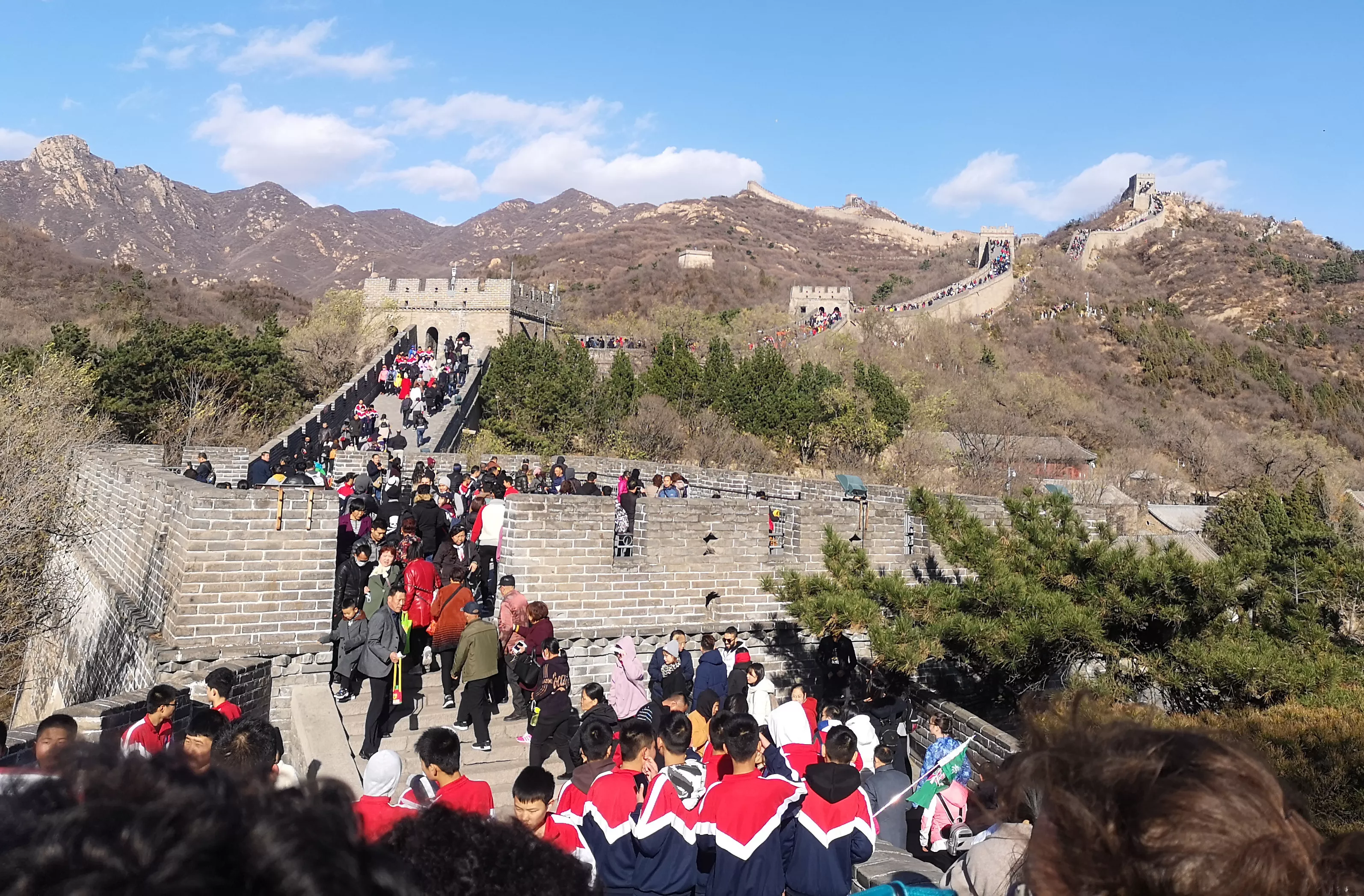 Čínsky múr a turisti na jesen