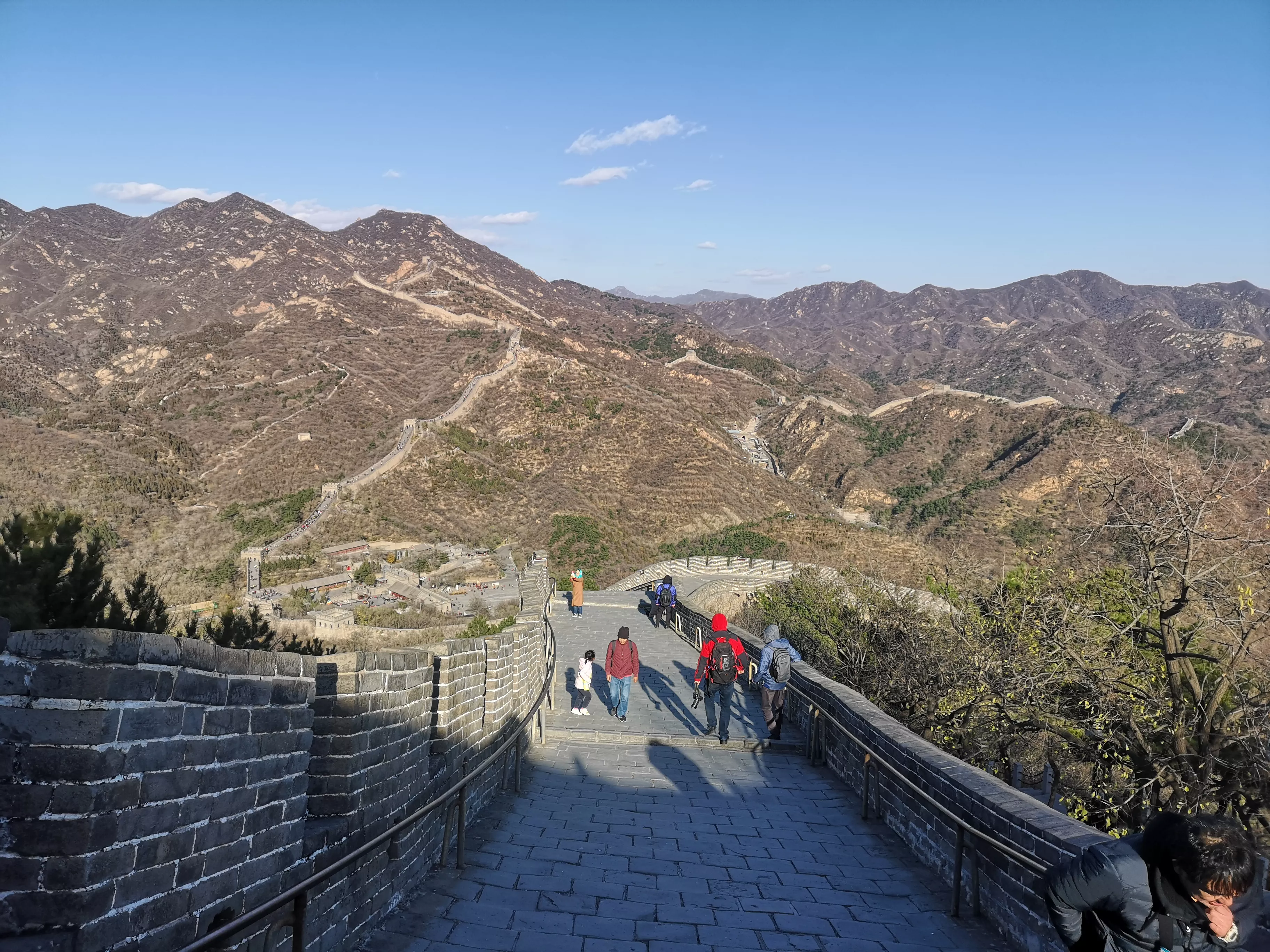 Čínsky múr na jesen a vyhlad na hory