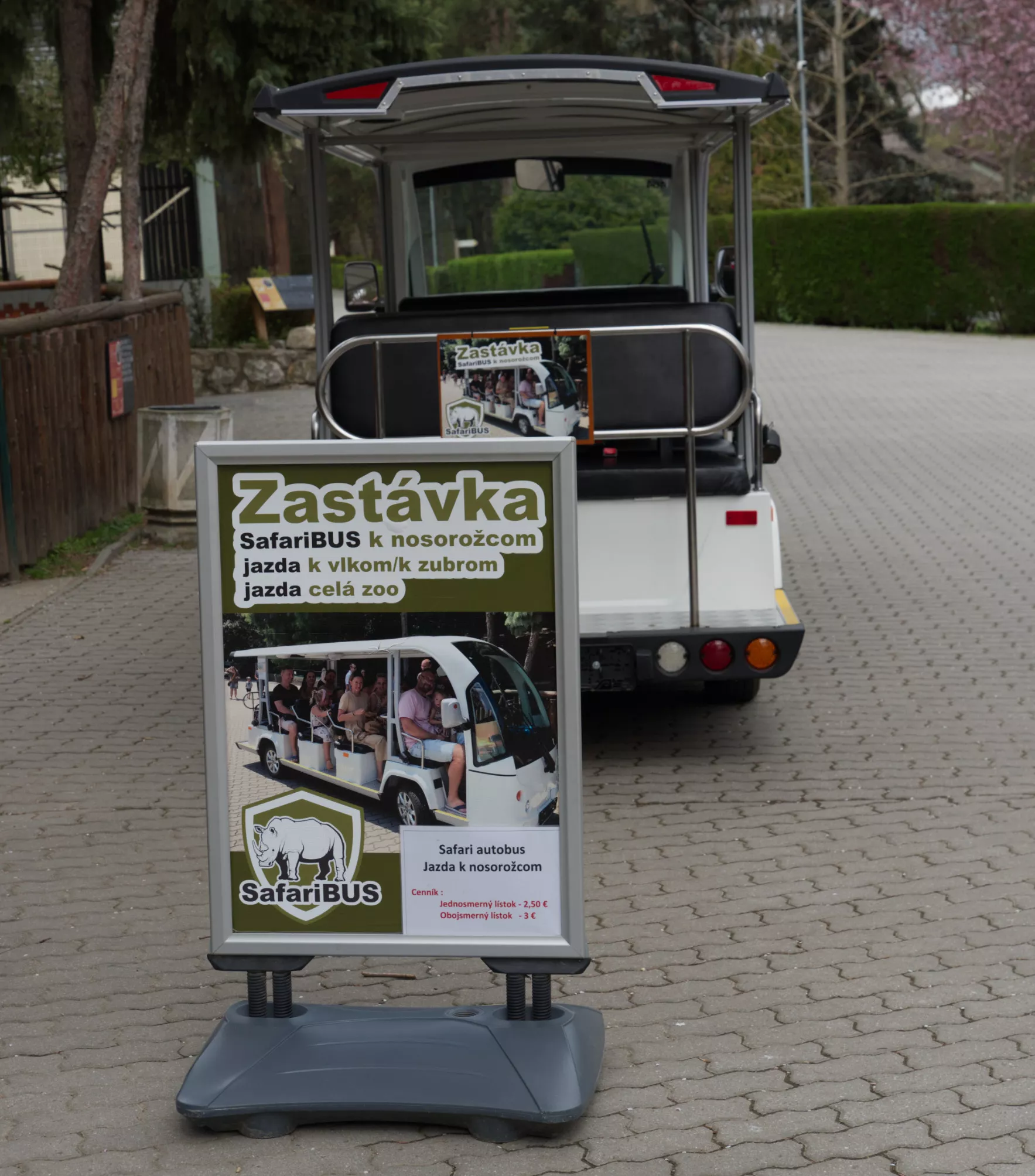 Zoo Bratislava - safari bus v areali