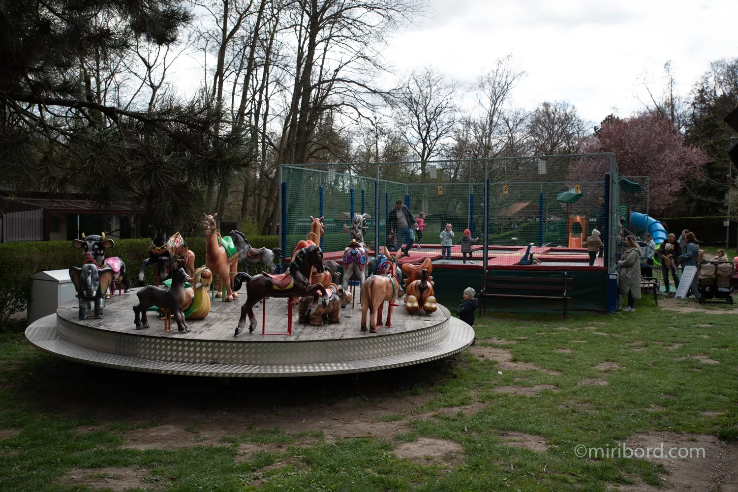 Zoo Bratislava - kolotoc a trampolina pre deti