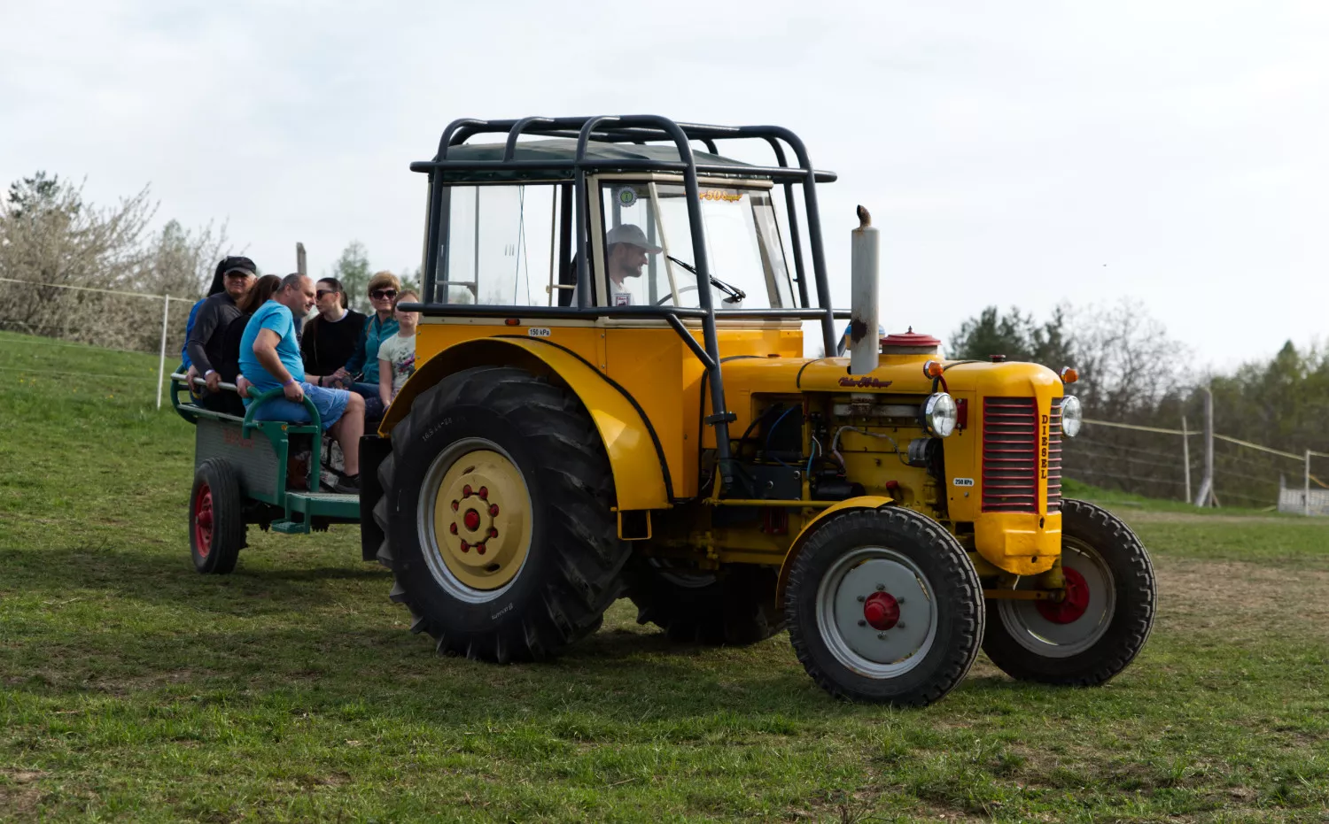 FarmaPARK Lubina 2023 - zlty traktor a vozenie navstevnikov