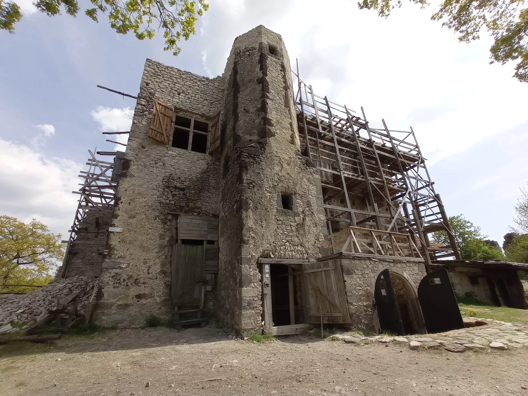 Viniansky hrad v rekonstrukcii