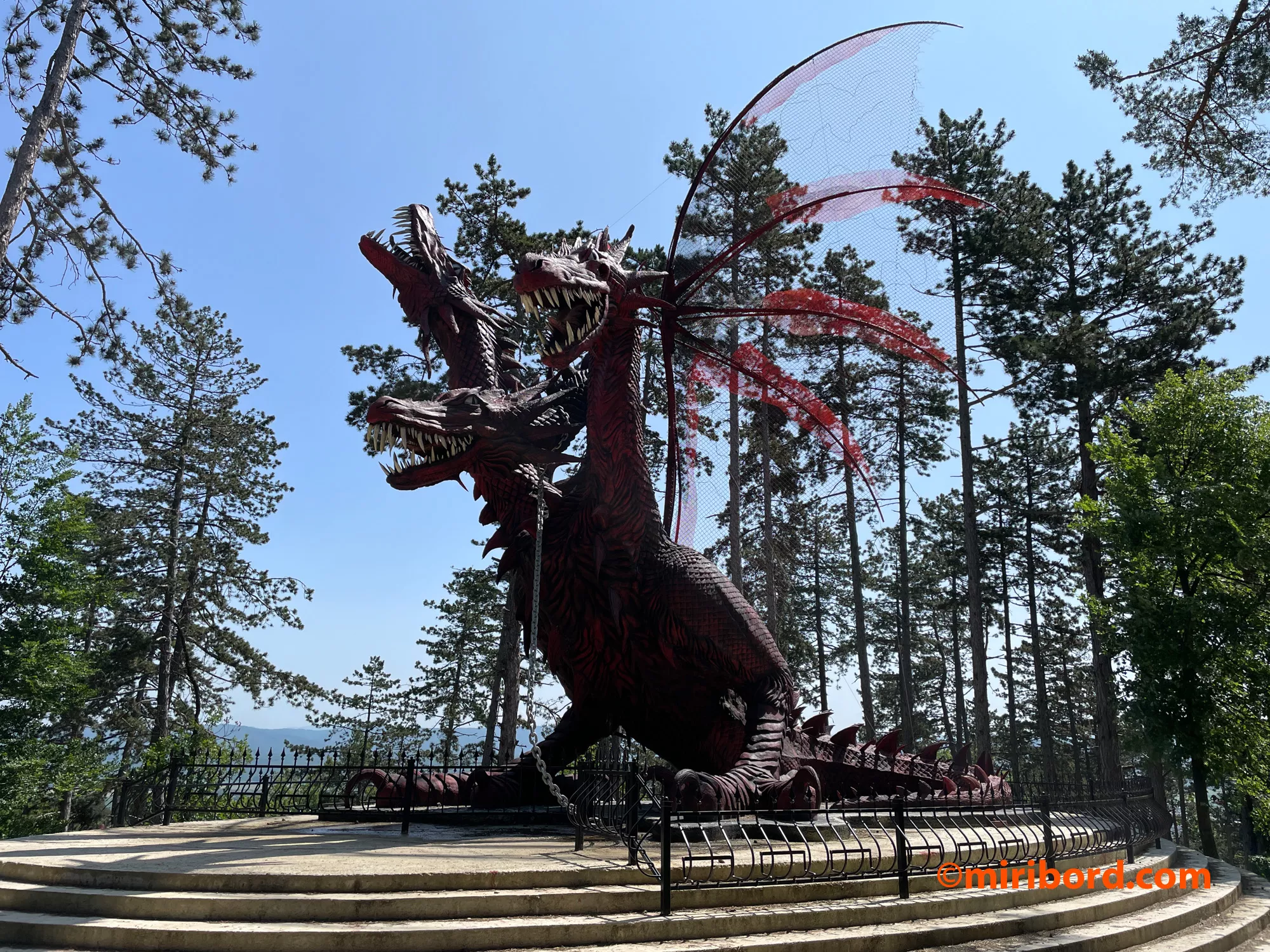 Trojhlavý drak v areáli Dinono Bojnice