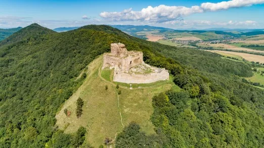 Pohľad z dronu na hradný vrch spolu s hradom.