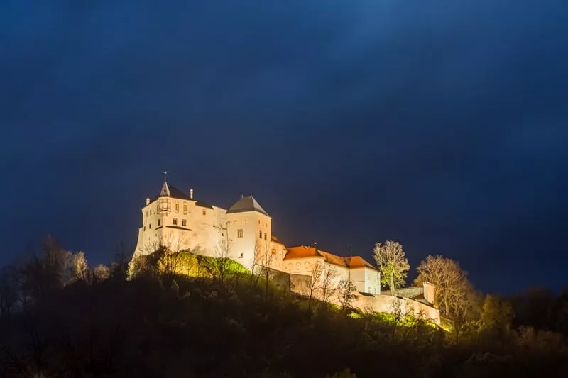 Nocny pohlad na osvetleny hrad z dialky