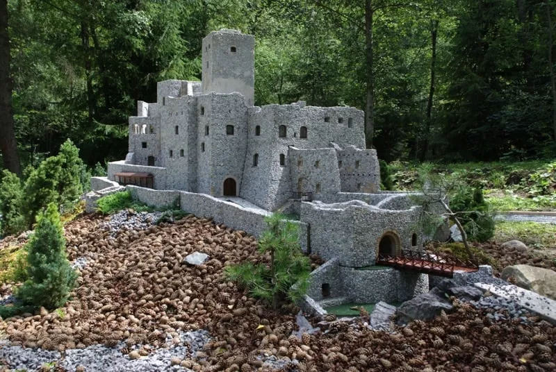 Park MINI SLOVENSKO - model zrucaniny hradu Strecno