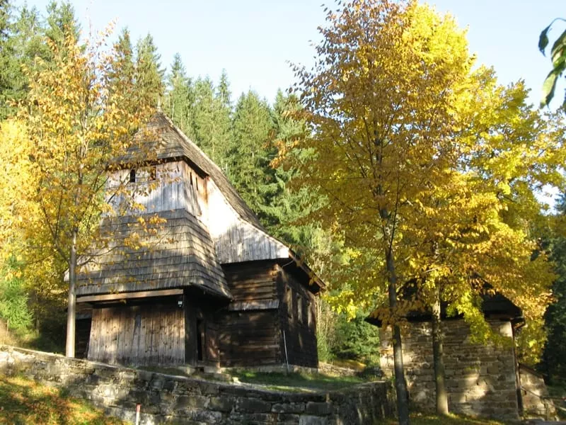 Dom v jesennom prostredi