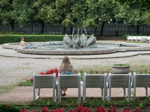 Sedenie a fontana