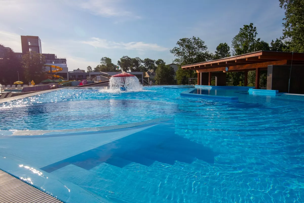 Letný oddychovy bazen s vodnym barom s velkym vyberom napojov a koktejlov.